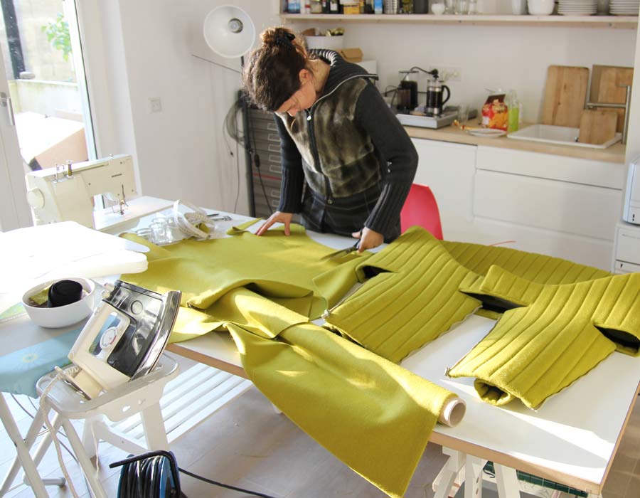 Offecct easy chair coupe - Julia Läufer working on the easy chair