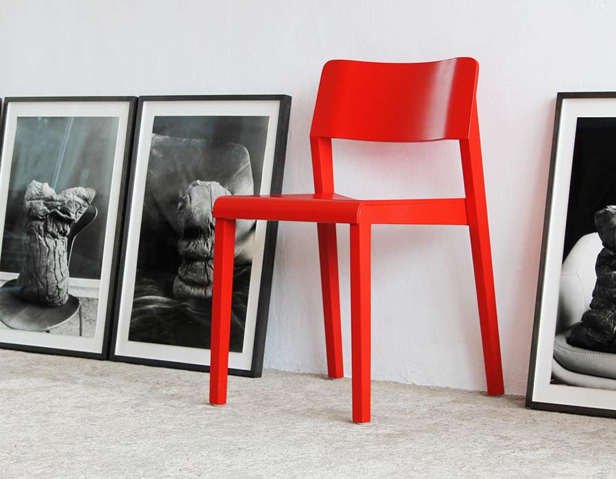 Thonet chair 330 - red chair between pictures