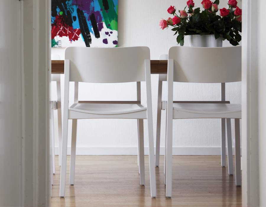 Thonet chair 330 - 2 white chairs in front of a table